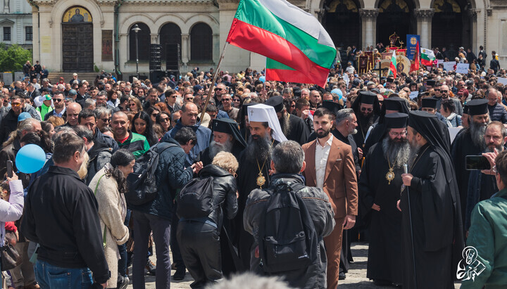 Тысячи болгар вышли на Крестный ход в поддержку предмета *Добродетели и религии*