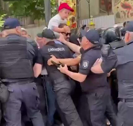 Молдавские полицейские разгоняют верующих
