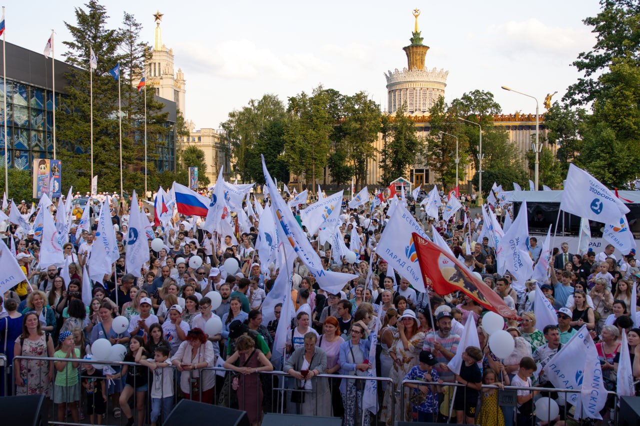 Участники парада семьи в Москве