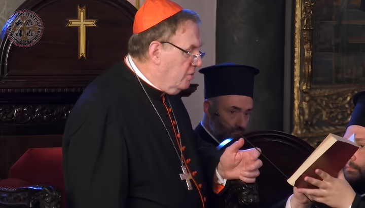 Кардинал Джозеф Тобин читает Символ веры на Фанаре