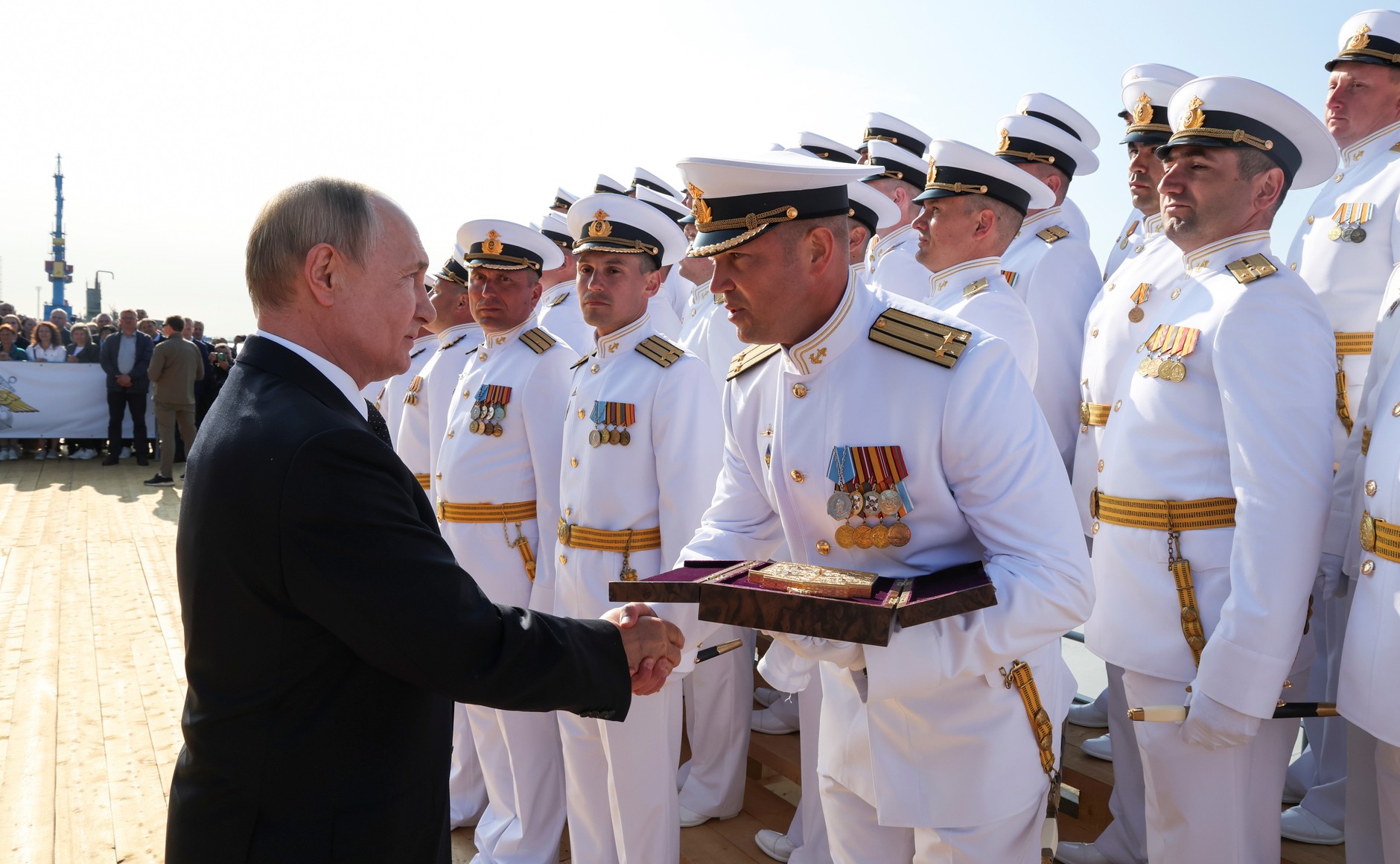 Владимир Путин вручает морякам икону святого князя Александра Невского