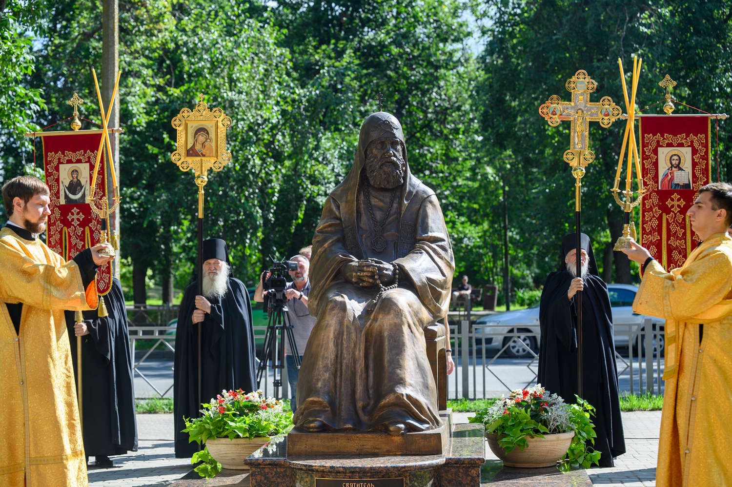 Памятник Святителю Тихону в Пскове