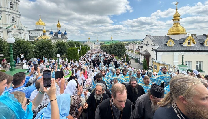 В Почаевской лавре тысячи верующих УПЦ почтили чудотворный образ Богородицы
