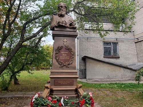 В Архангельске открыли памятник митрополиту Луке (Войно-Ясенецкому)