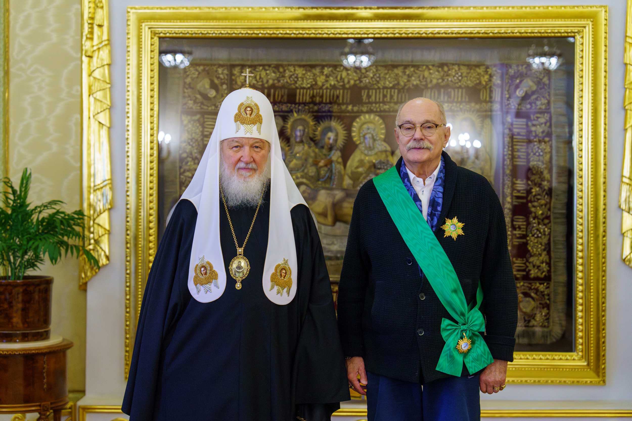 Святейший Патриарх Кирилл наградил известного русского режиссёра Н.С. Михалкова орденом Славы и чести I степени