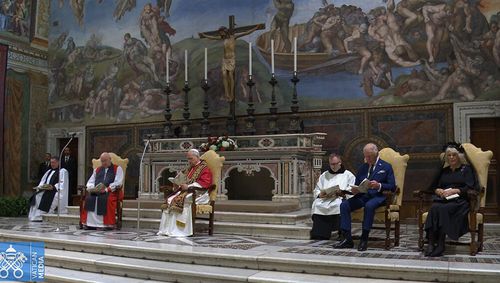 Папа Римский Лев и глава Англиканской церкви король Великобритании Карл III впервые за сотни лет совершили совместную экуменическую молитву