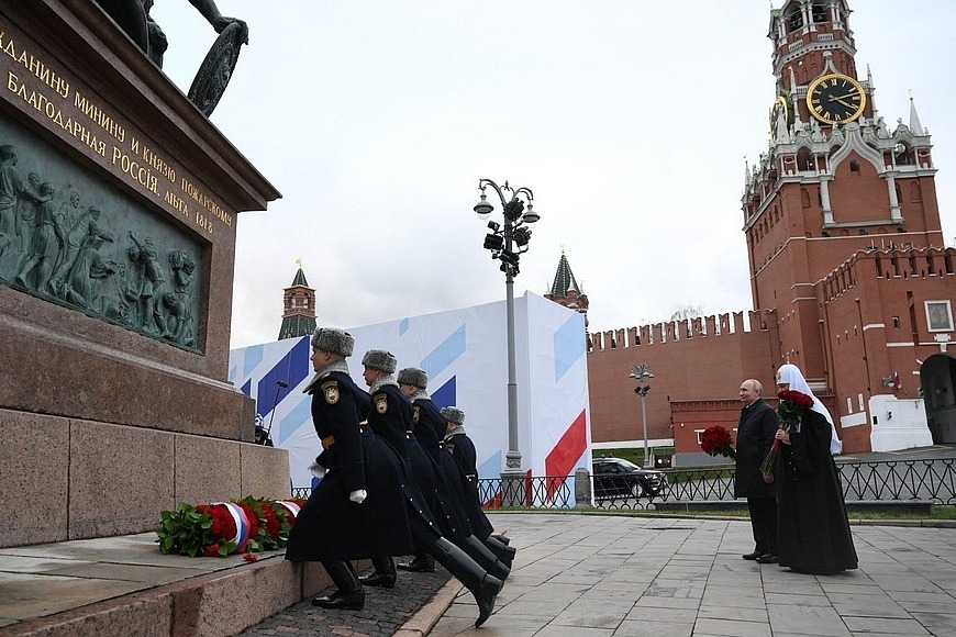 Владимир Путин и Святейший Патриарх Кирилл возложили цветы к памятнику Кузьме Минину и Дмитрию Пожарскому на Красной площади