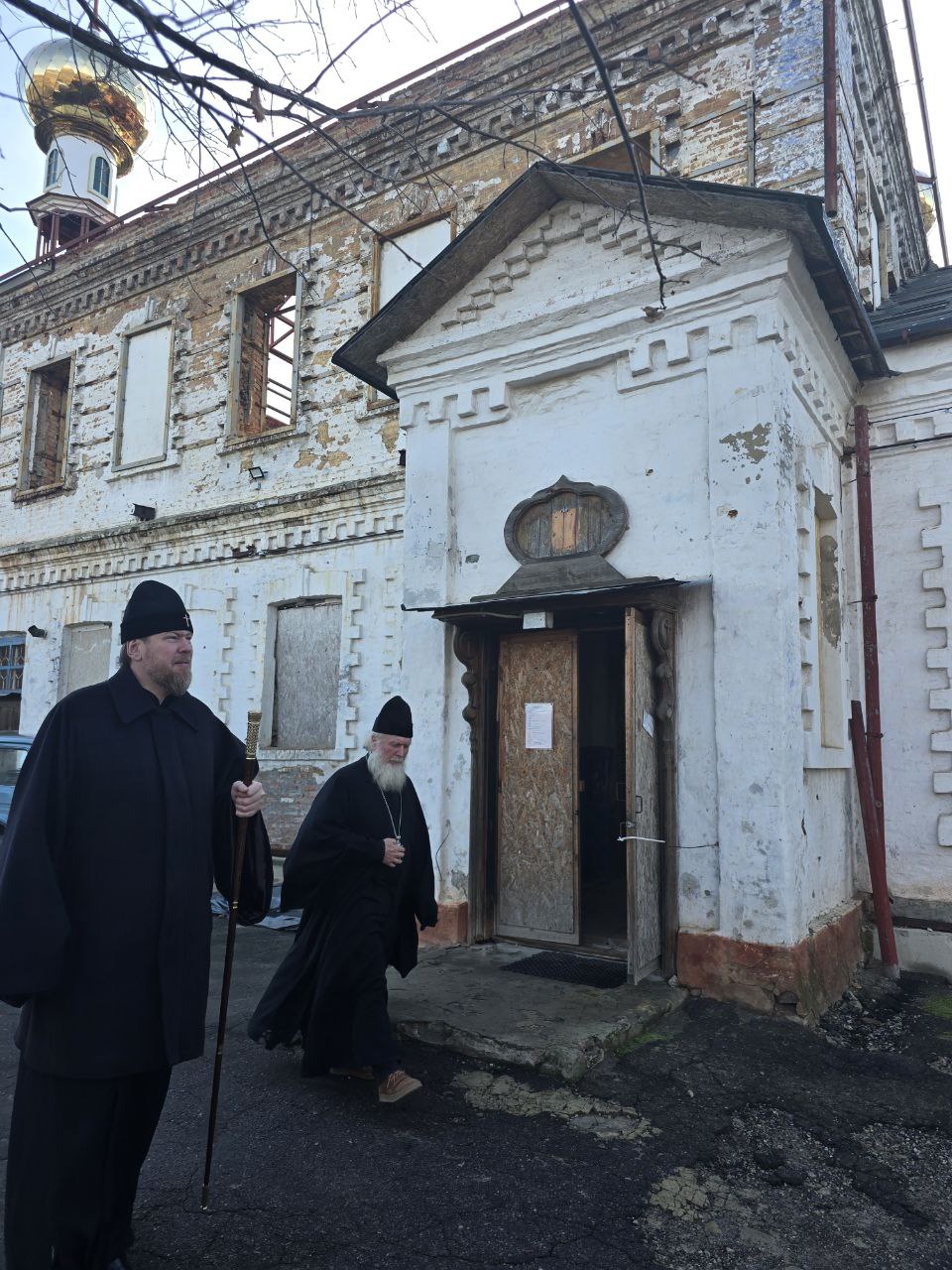 Митрополит Донецкий Владимир посетил храмы, пострадавшие от боевых действий в Донецке