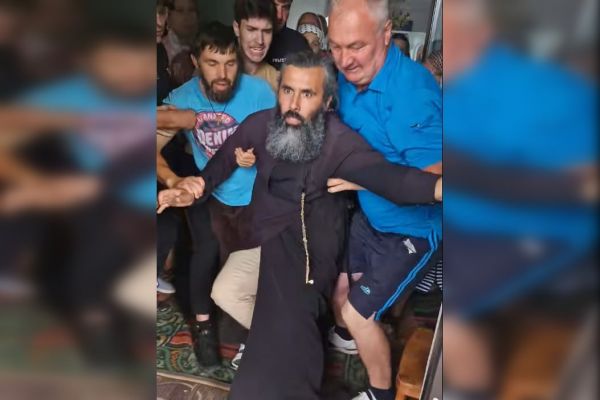 Верующие храма Рождества Пресвятой Богородицы села Гринэуць выгоняют предавшего Церковь священника