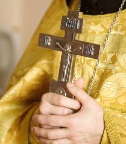 Священник с крестом