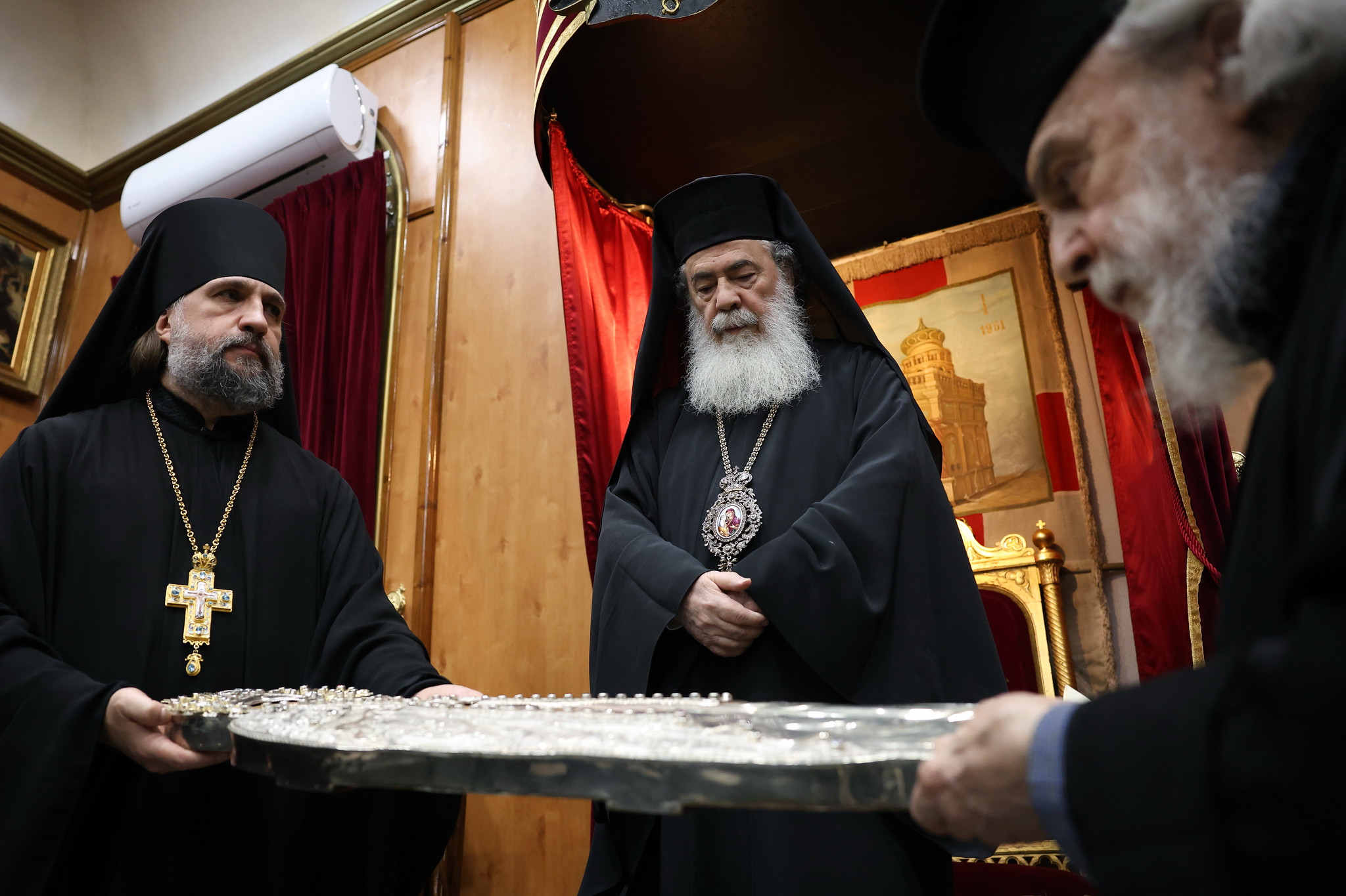 Глава Иерусалимского Патриархата освятил изготовленную в России копию с Плащаницы Божией Матери, которая хранится в Иерусалиме в церкви подворья Малая