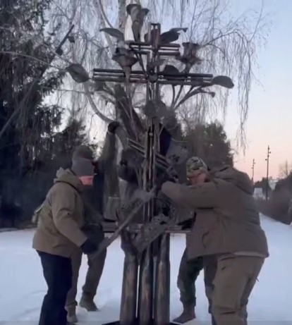 В Судже Курской области, которая не так давно была освобождена Российской армией, военные установили Поклонный крест