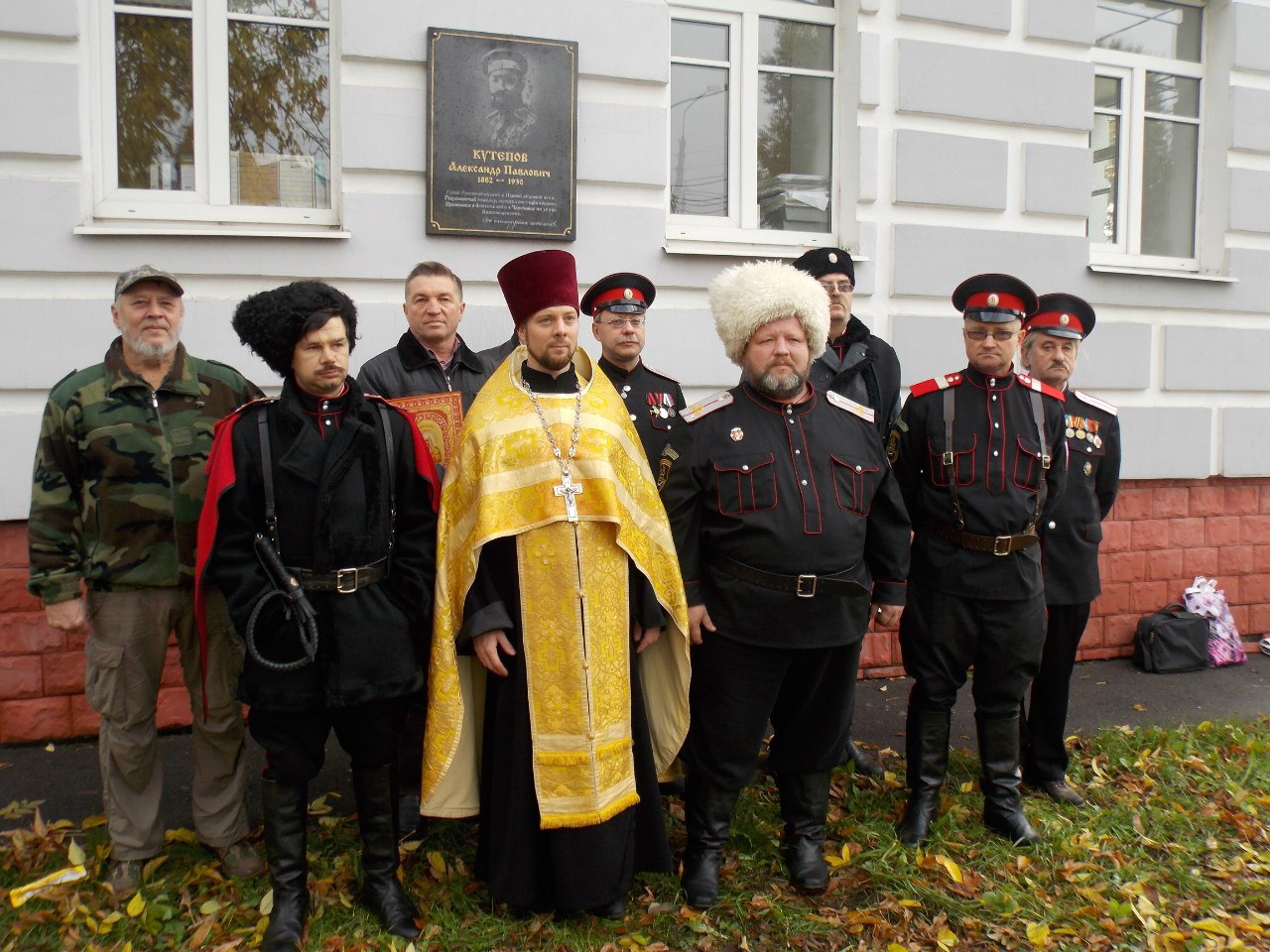 Во время установки памятной доски генералу Кутепову в Череповце