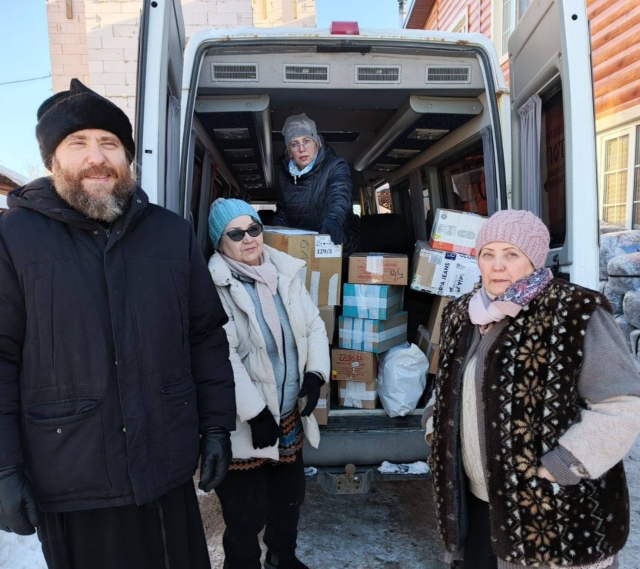 Передача гуманитарной помощи нуждающимся в Авдеевке. Фото: официальный сайт Донецкой епархии
