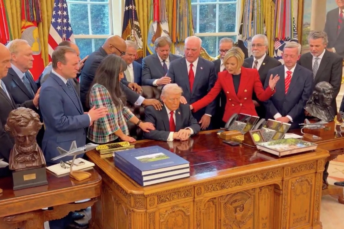 Дональд Трамп устроил шумную акцию с экзальтированными сектантами в Белом доме