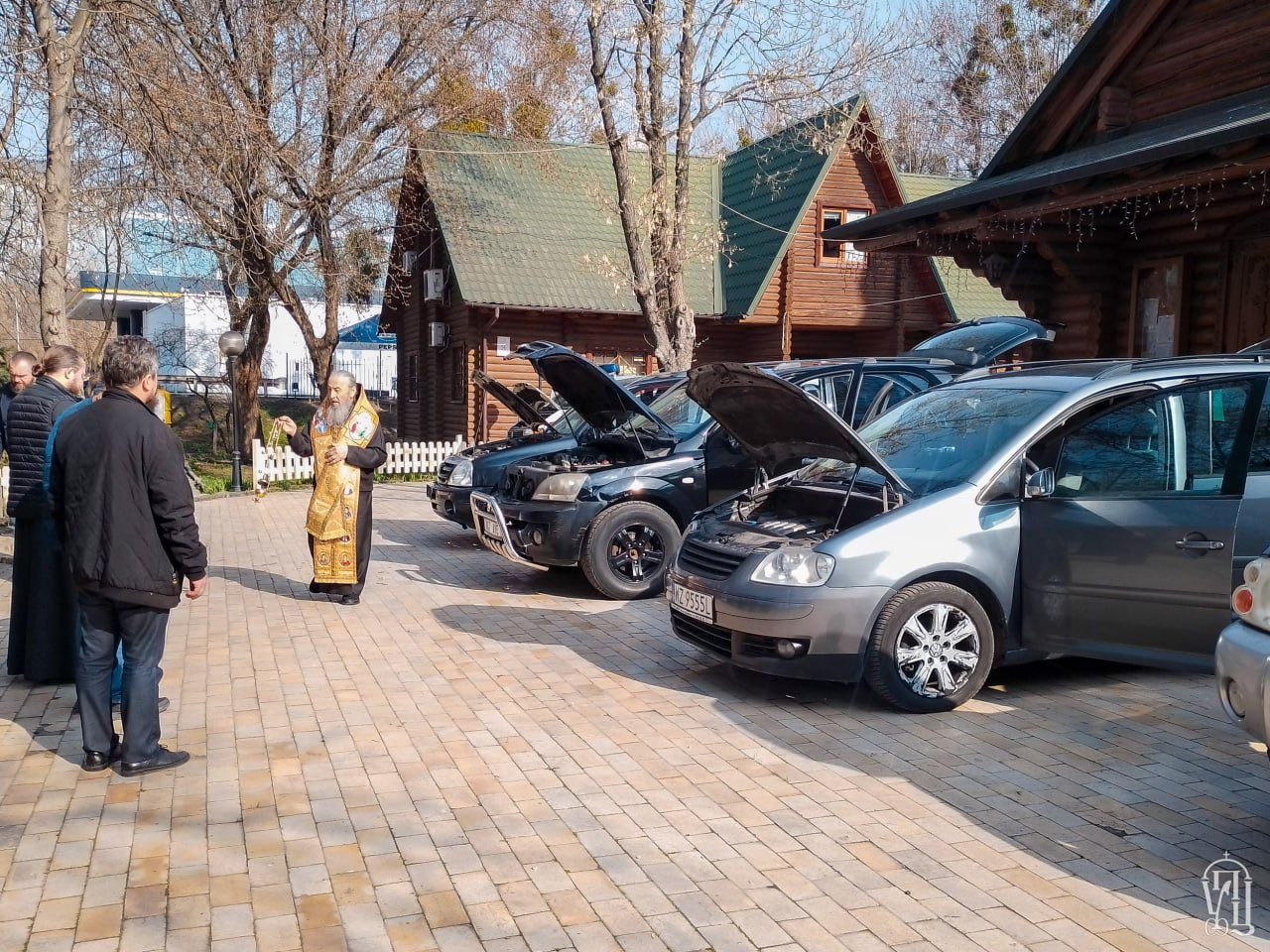 Митрополит Киевский Онуфрий лично освятил партию автомобилей для ВСУ