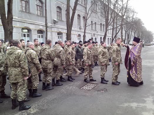 Украинский священник благословляет военных ВСУ на АТО