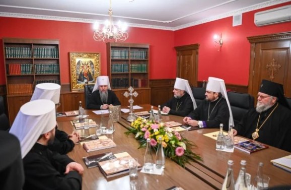 Глава *ПЦУ* Епифаний Думенко провёл заседание в отобранной резиденции Предстоятеля Украинской Православной Церкви в Киево-Печерской Лавре
