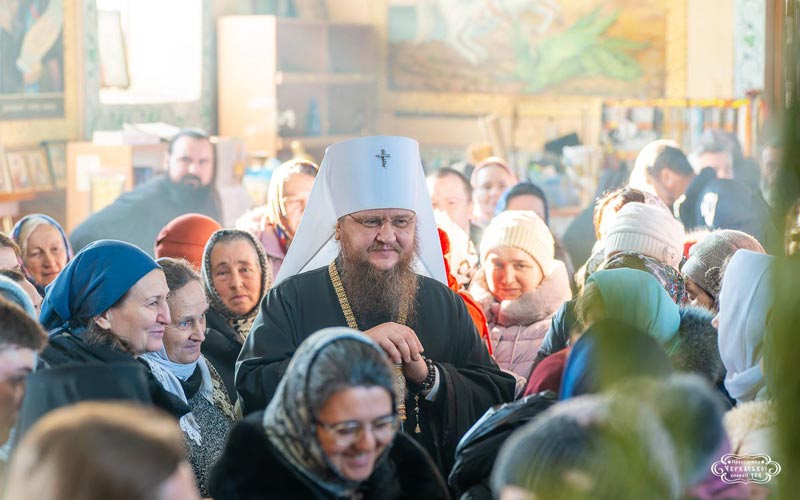 Митрополит Черкасский Феодосий с народом Божиим в храме после Святой Литургии