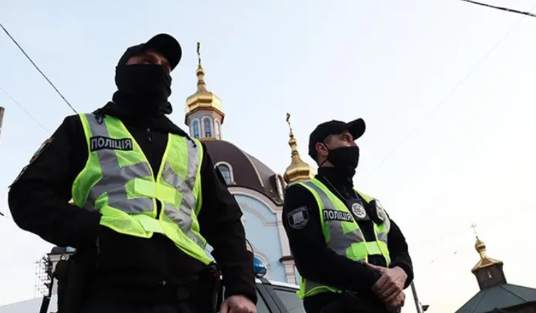 Украинская полиция у храма