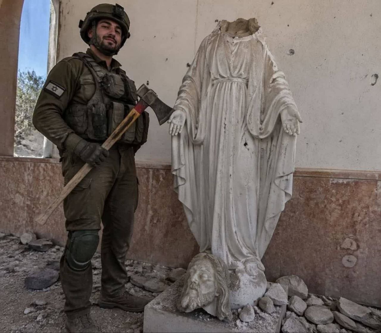 Израильские солдаты в Ливане издеваются над христианской верой