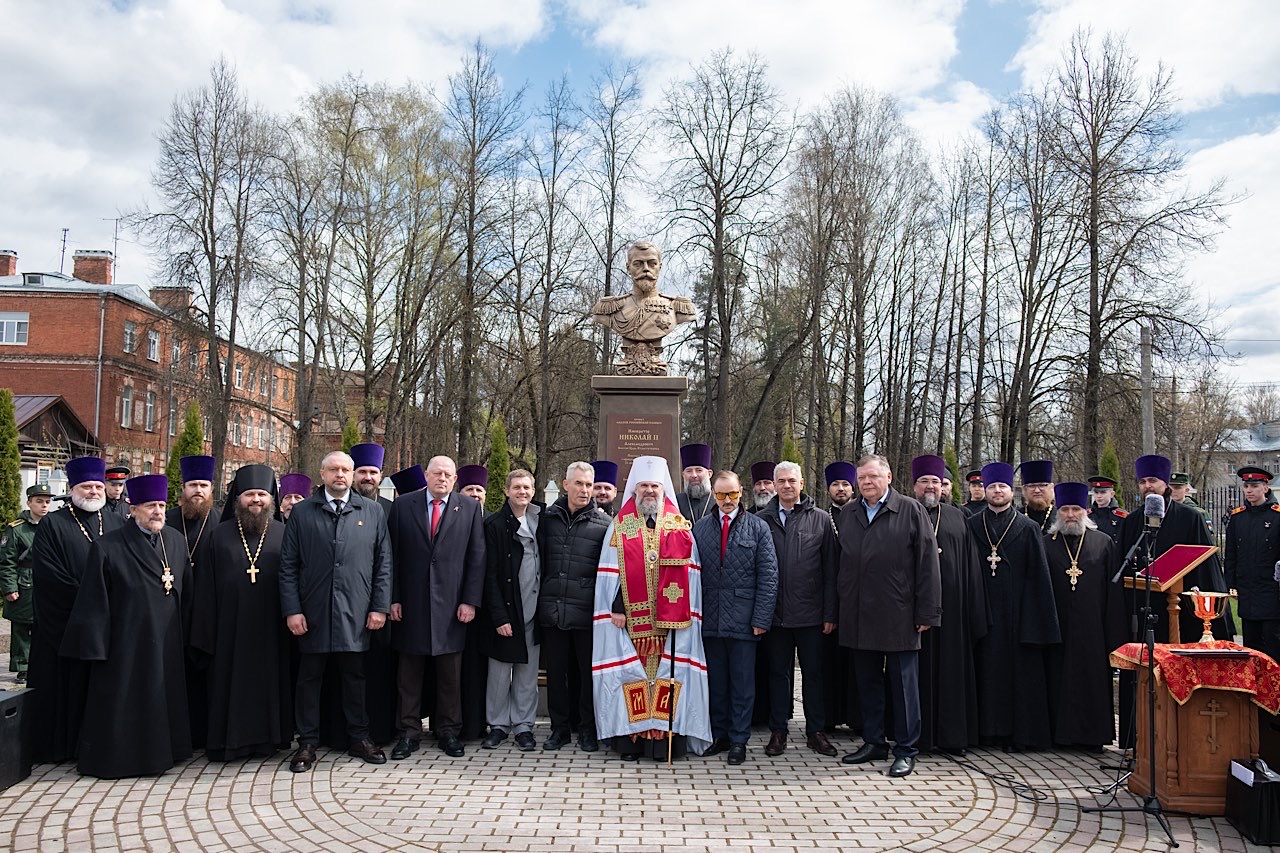 В Твери торжественно открыли памятник святому страстотерпцу Императору Николаю II