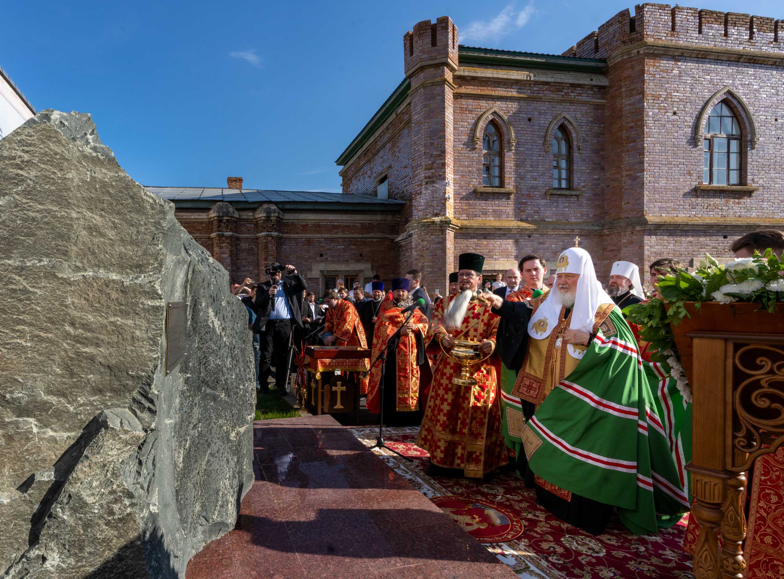 Святейший Патриарх Кирилл возглавил чин освящения закладного камня в основание возрождаемого храма Преображения Господня в Оренбурге