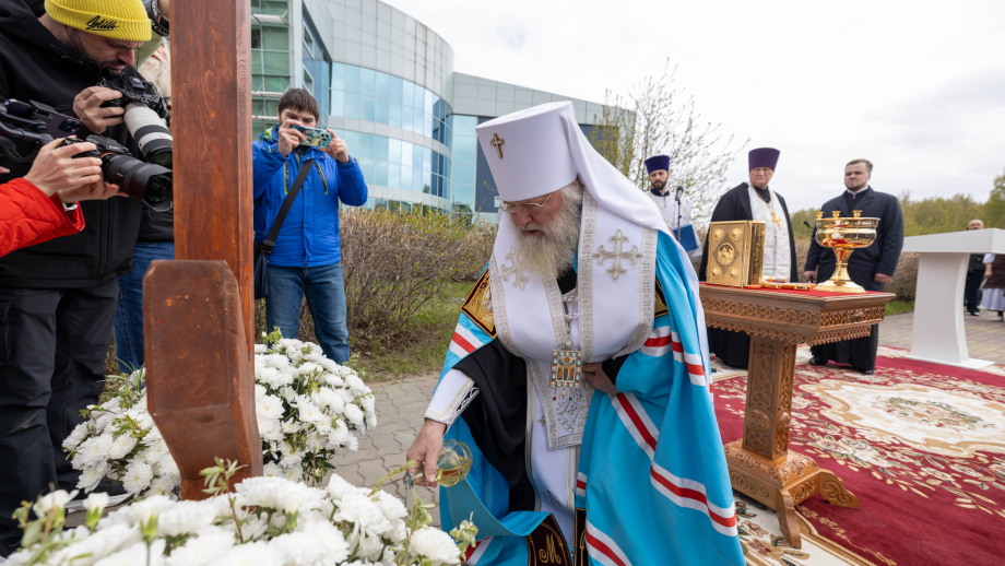 В Ханты-Мансийске заложили камень в основание мемориального храма-часовни Собора новомучеников и исповедников Церкви Русской