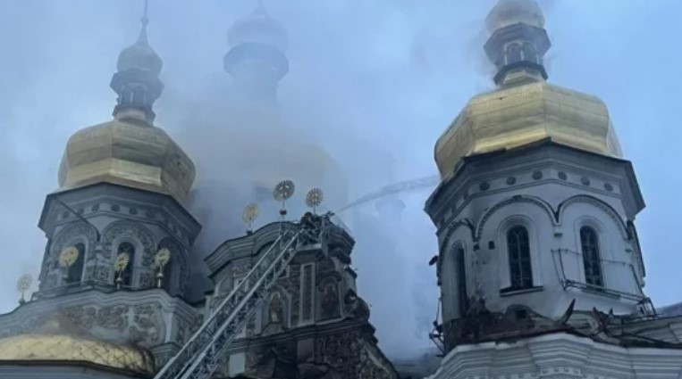 В Киево-Печерской Лавре горит кровля Свято-Успенского собора