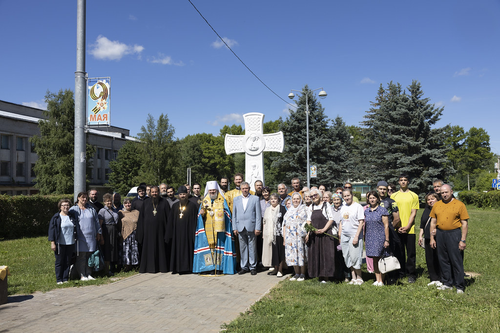 В Калязине торжественно освятили Поклонный крест в память о затопленном безбожной советской властью Калязинском Троицком монастыре