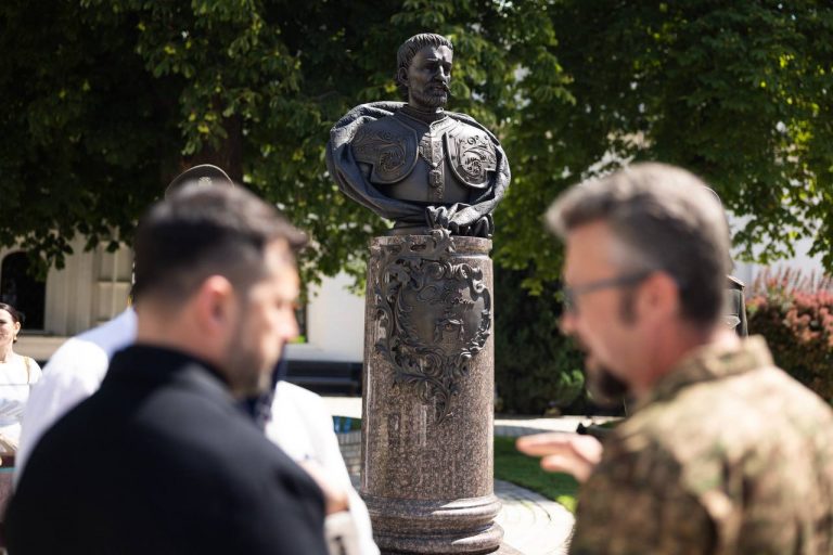 Зеленский открыл бюст Мазепы в Киево-Печерской лавре