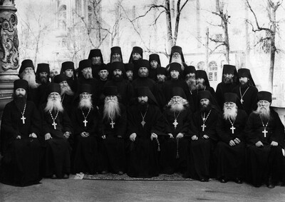 Братия вновь открытой Троице-Сергиевой лавры. В центре — наместник архимандрит Иоанн (Разумов). 1946 г.