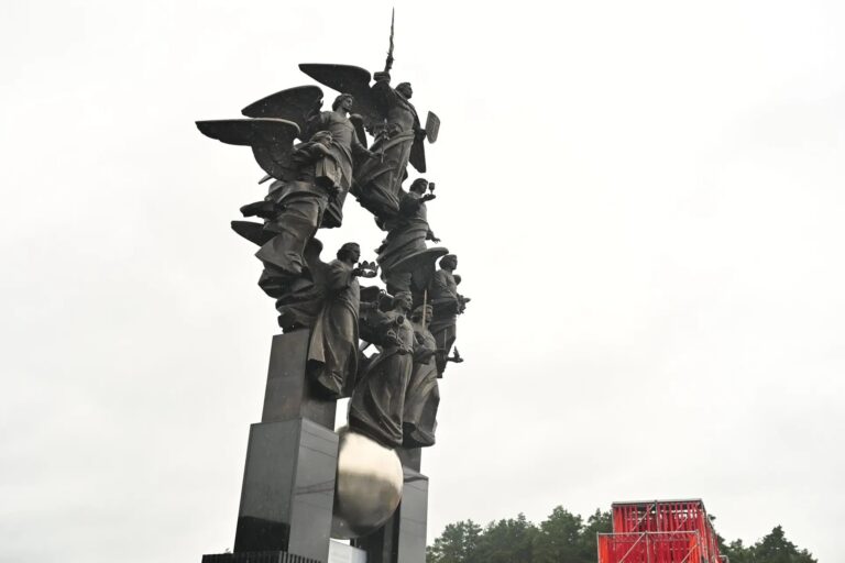 В Екатеринбурге ко Дню города освятили один из самых высоких православных памятников в России &ndash; *Собор Архистратига Михаила*