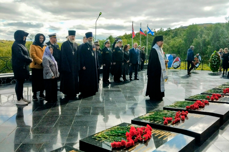 В Мурманске и Видяево молитвенно почтили память моряков подводной лодки *Курск*, затонувшей 26 лет назад в Баренцевом море