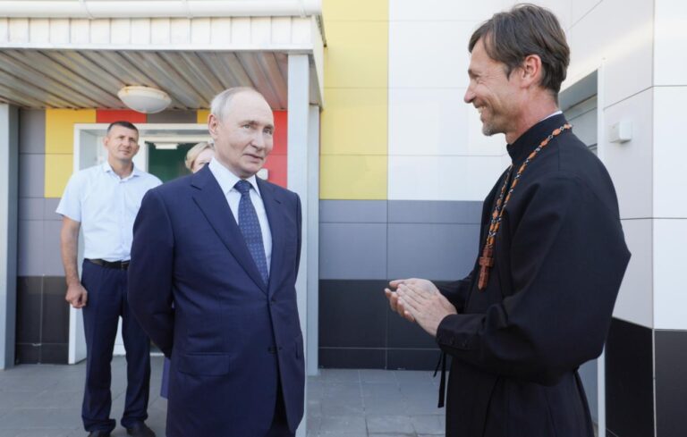 Президент России Владимир Путин провёл встречу с протоиереем Романом Филипповым