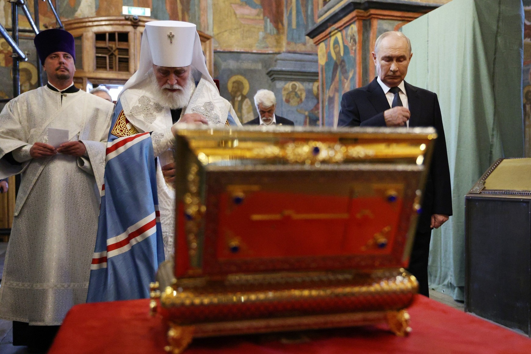 Владимир Путин помолился у мощей благоверного князя Димитрия Донского в Архангельском соборе Московского Кремля