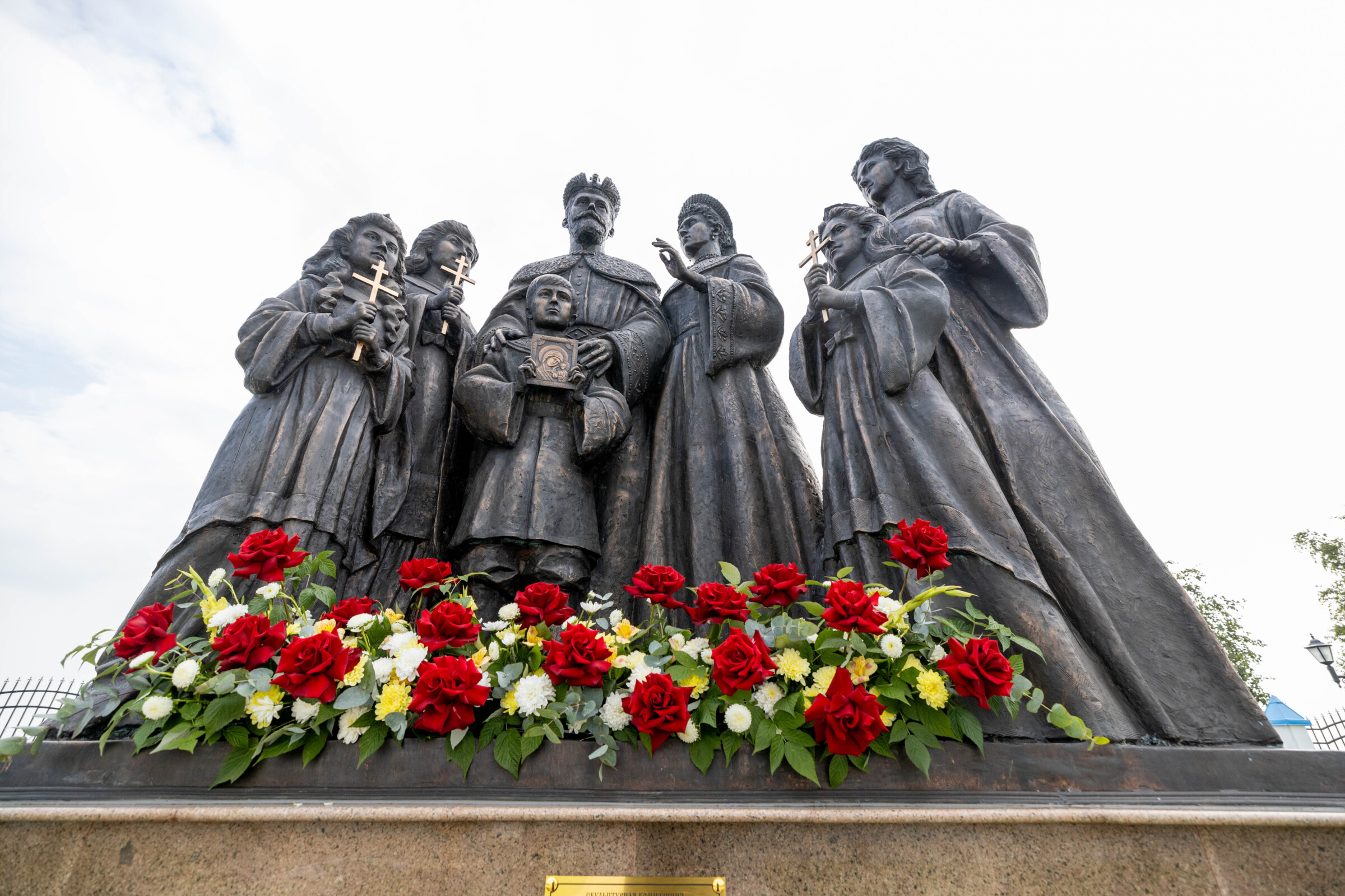 Митрополит Ханты-Мансийский Павел освятил памятник Святым Царственным страстотерпцам в г.п. Белый Яр
