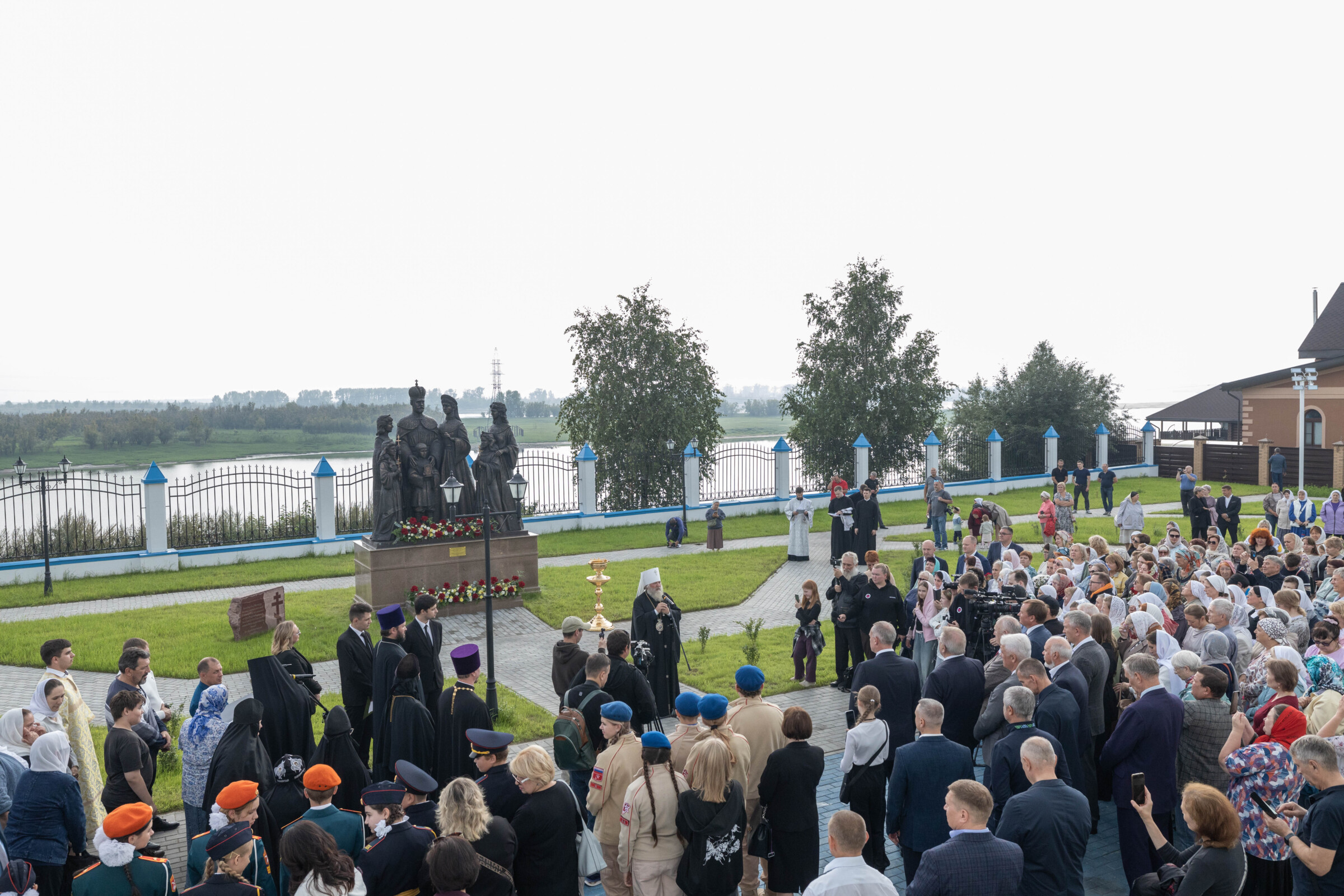 Митрополит Ханты-Мансийский Павел освятил памятник Святым Царственным страстотерпцам в г.п. Белый Яр