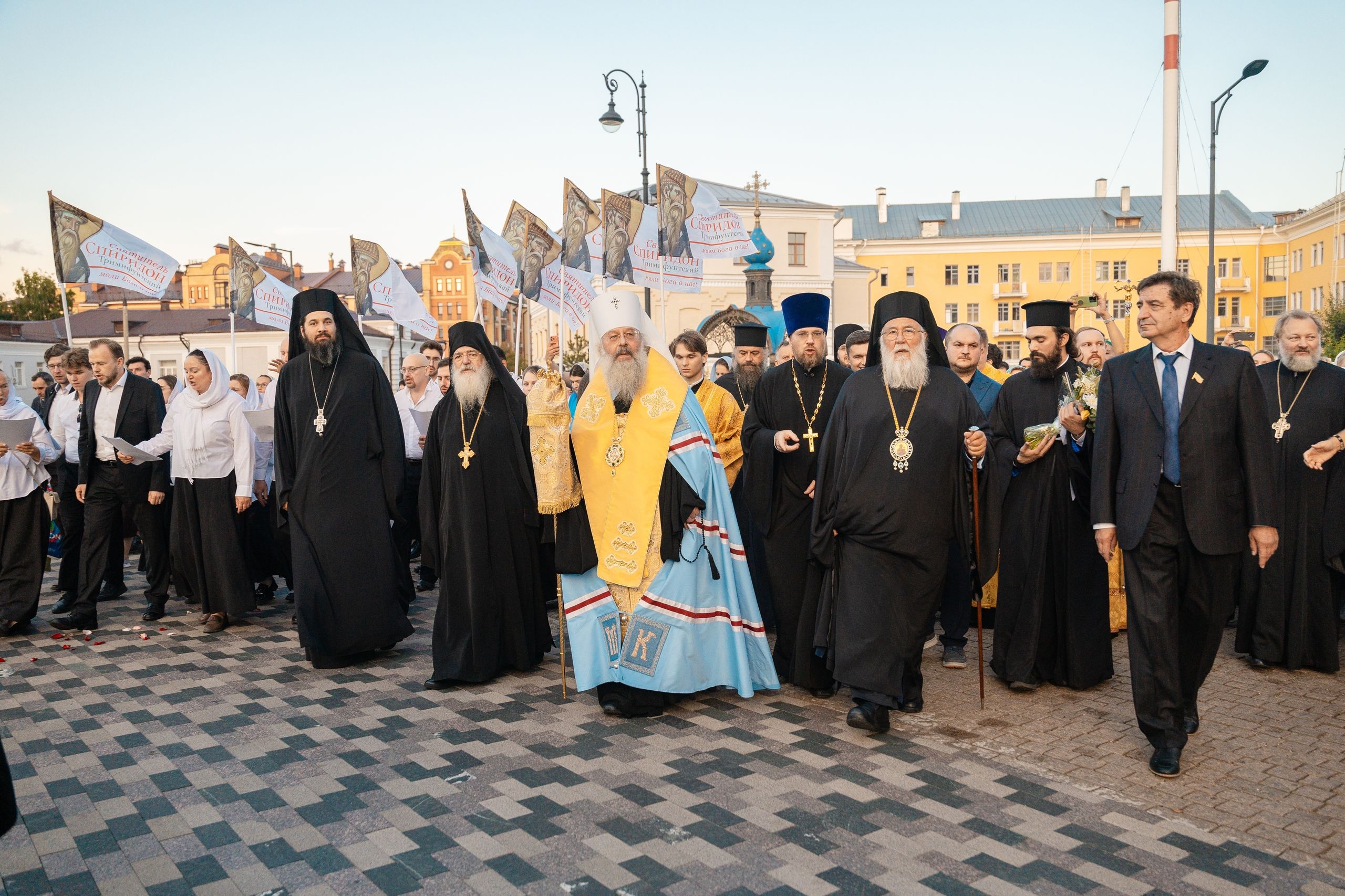 В Казани торжественно встретили ковчег с десницей святителя Спиридона Тримифунтского, который в Татарстан доставила греческая делегация