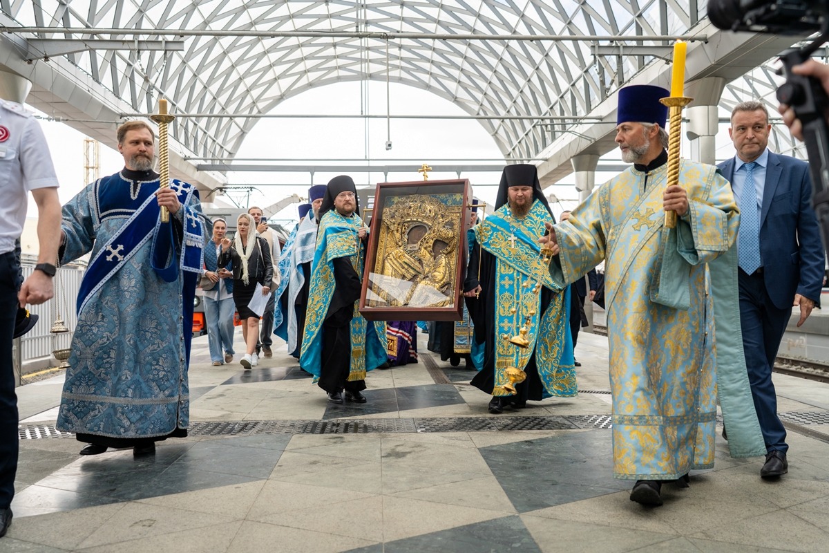 В Москву принесена чудотворная Тихвинская икона Божией Матери