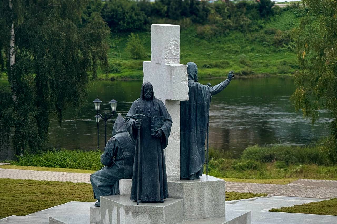 Памятник Три игумена