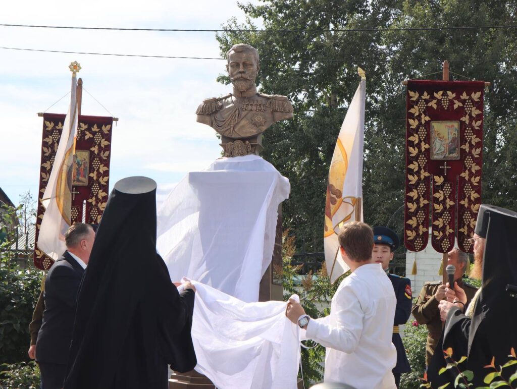 В Кызыле состоялось торжественное открытие памятника Императору Николаю II