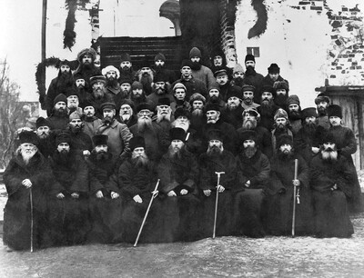 Соловецкий концлагерь. 1925 г. В первом ряду (в центре) архиепископ Приамурский и Благовещенский Евгений (Зернов) и епископы, участвовавшие в составлении «соловецкой декларации»