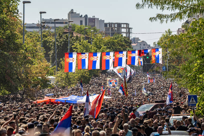 Сербы прощаются с генералом Ратко Младичем. Фото &ndash; Uros Arsic, Reuters