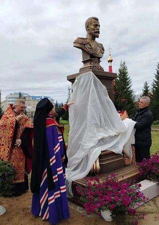 В Нарьян-Маре торжественно открыли памятник святому Царю-Страстотерпцу Николаю II. Фото &ndash; Нарьян-Марской епархии