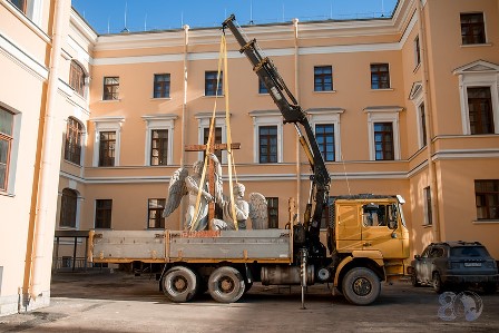 На здании СПбДА воссоздали историческую скульптуру с ангелами и крестом. Фото — пресс-служба СПбДА