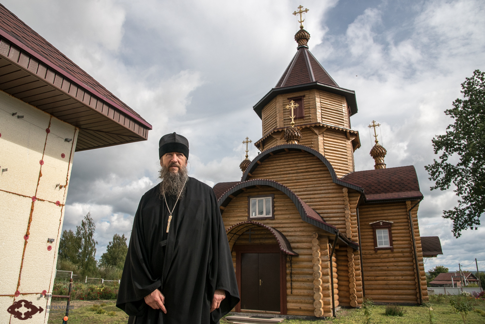 Отец Владимир в своём благочинии: у храма в селе Сойгино