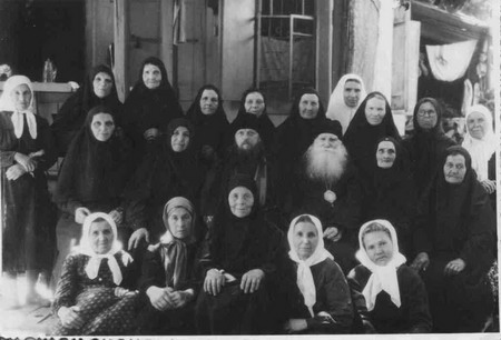 Митрополит Николай с о. Исаакием (Виноградовым) и монахинями