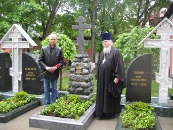 Протоиерей Димитрий Смирнов и А.Н. Алекаев у могилы В.О. Каппеля