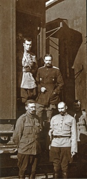 Генерал Каппель (в центре) с чинами штаба Волжского корпуса. Весна 1919 года